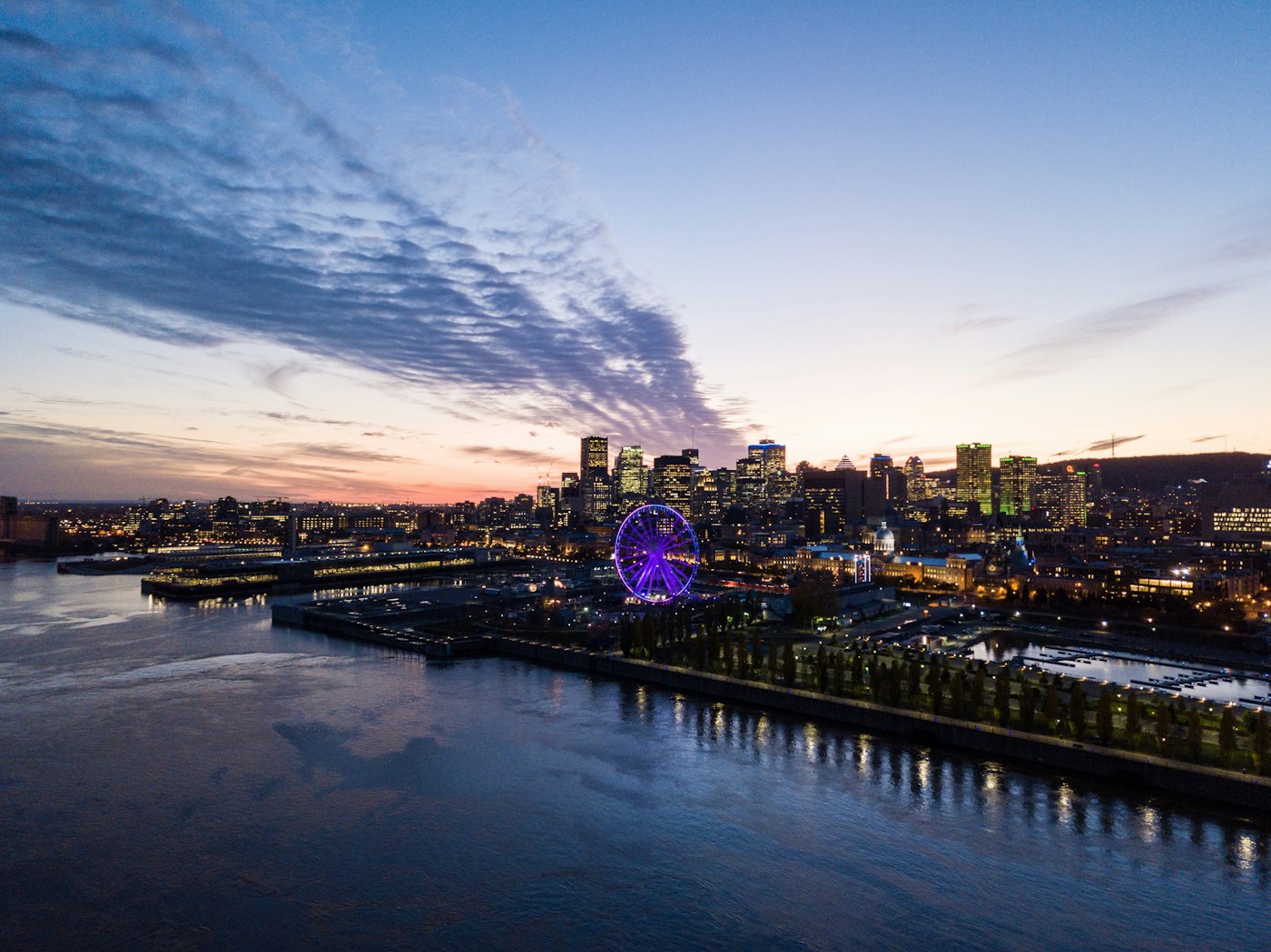 Vue aérienne de bâtiments municipaux de Montréal près du fleuve